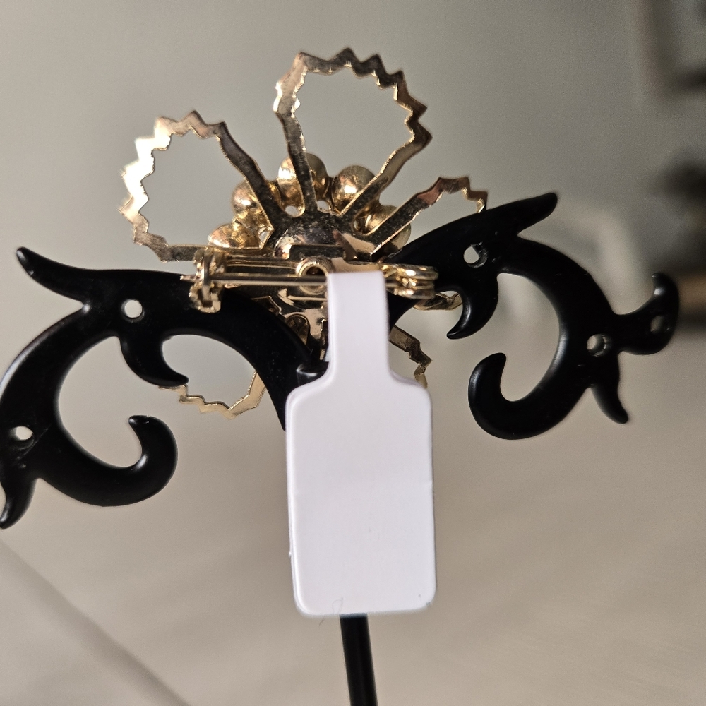 Fashion Pin - Picture 2 of 3